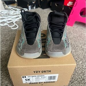 Yeezy QNTM toddler sz4
